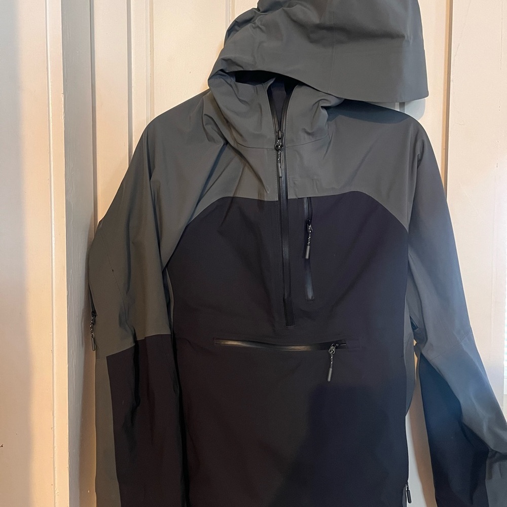 Strafe Women's Black and Gray Lynx 3L pullover/anorak ski or snowboard jacket